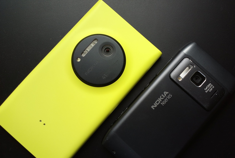 The legendary 2010 N8 versus... the 2013 Lumia 1020