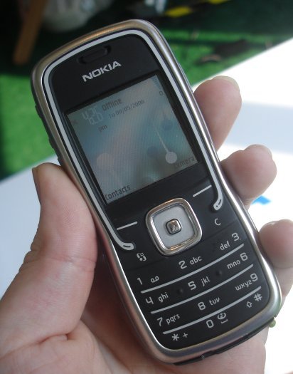 Rafe holds a Nokia 5500