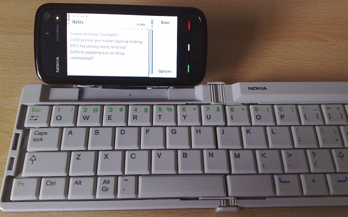 Nokia 5800 XpressMusic being used with a wireless Bluetooth keyboard