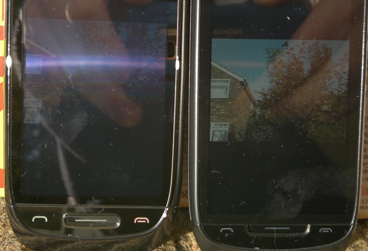 Nokia 701 vs C7 display face-off