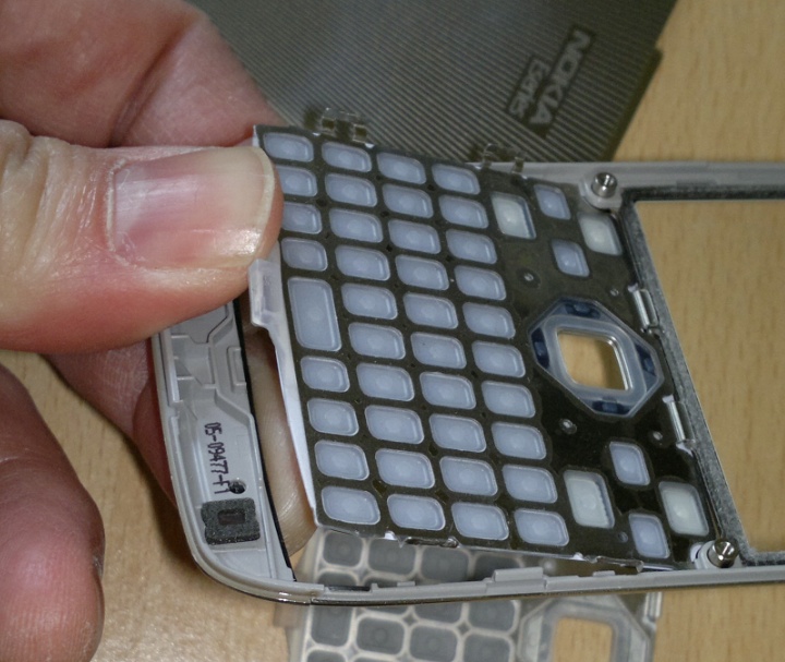 Inserting the new keypad