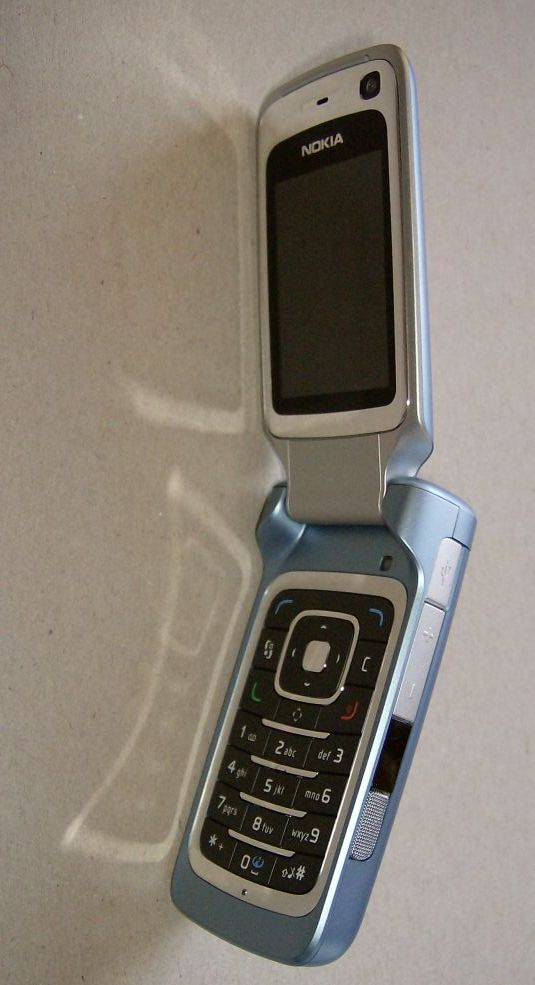 Nokia 6290 on its side