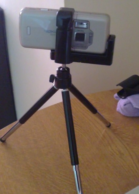 N82 in mobile phone tripod holder