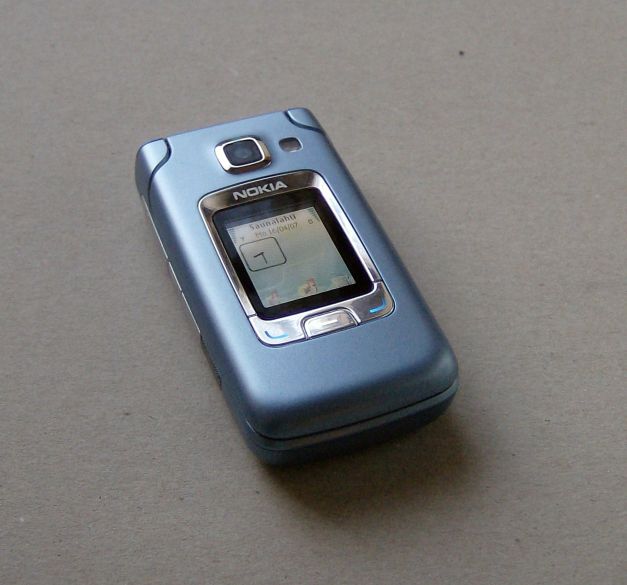 Nokia 6290 with external screen on