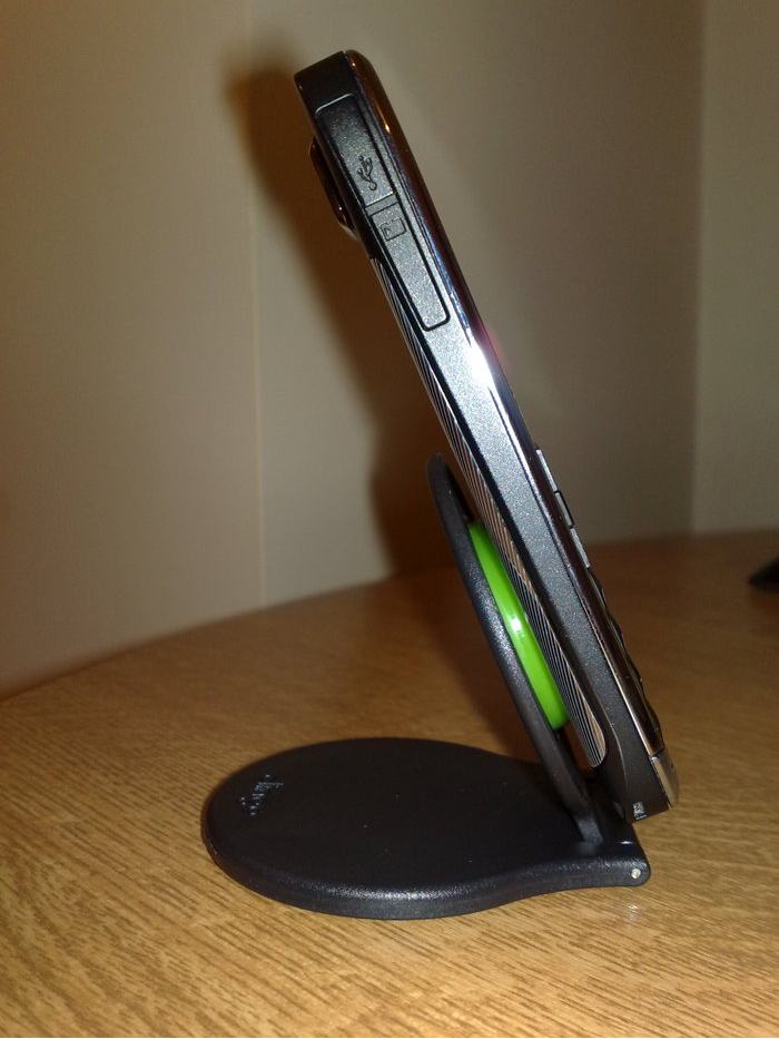 A Nokia E72 mounted on the Clingo Universal Mobile Stand