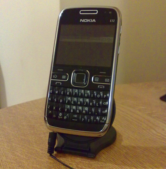 Confined space for attaching cables with the Clingo Universal Mobile Stand