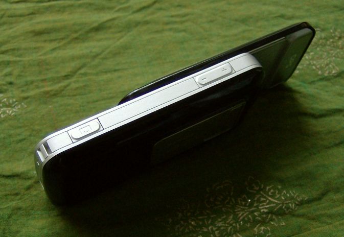 Nokia 6110 Navigator side view