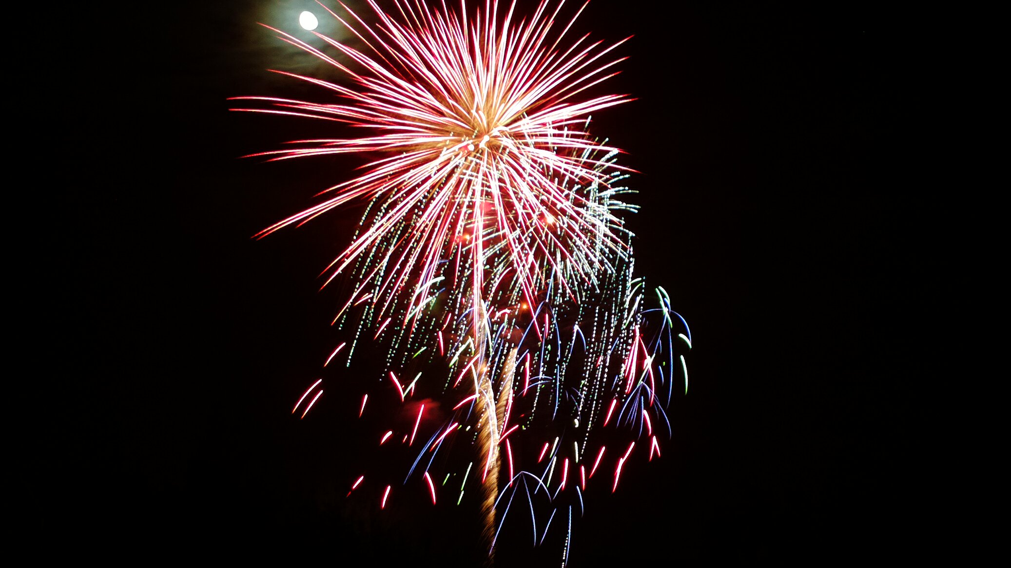 Full 808 3MP fireworks image from a mile away