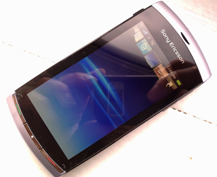 Sony Ericsson Vivaz up close (C) All About Symbian