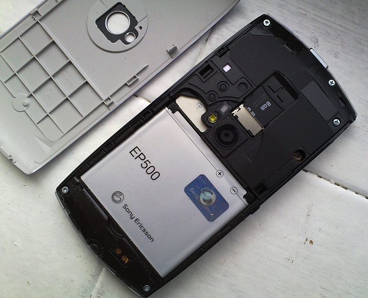 Sony Ericsson Vivaz up close (C) All About Symbian